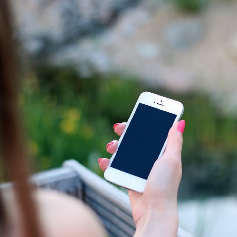 Junge Frau mit Smartphone